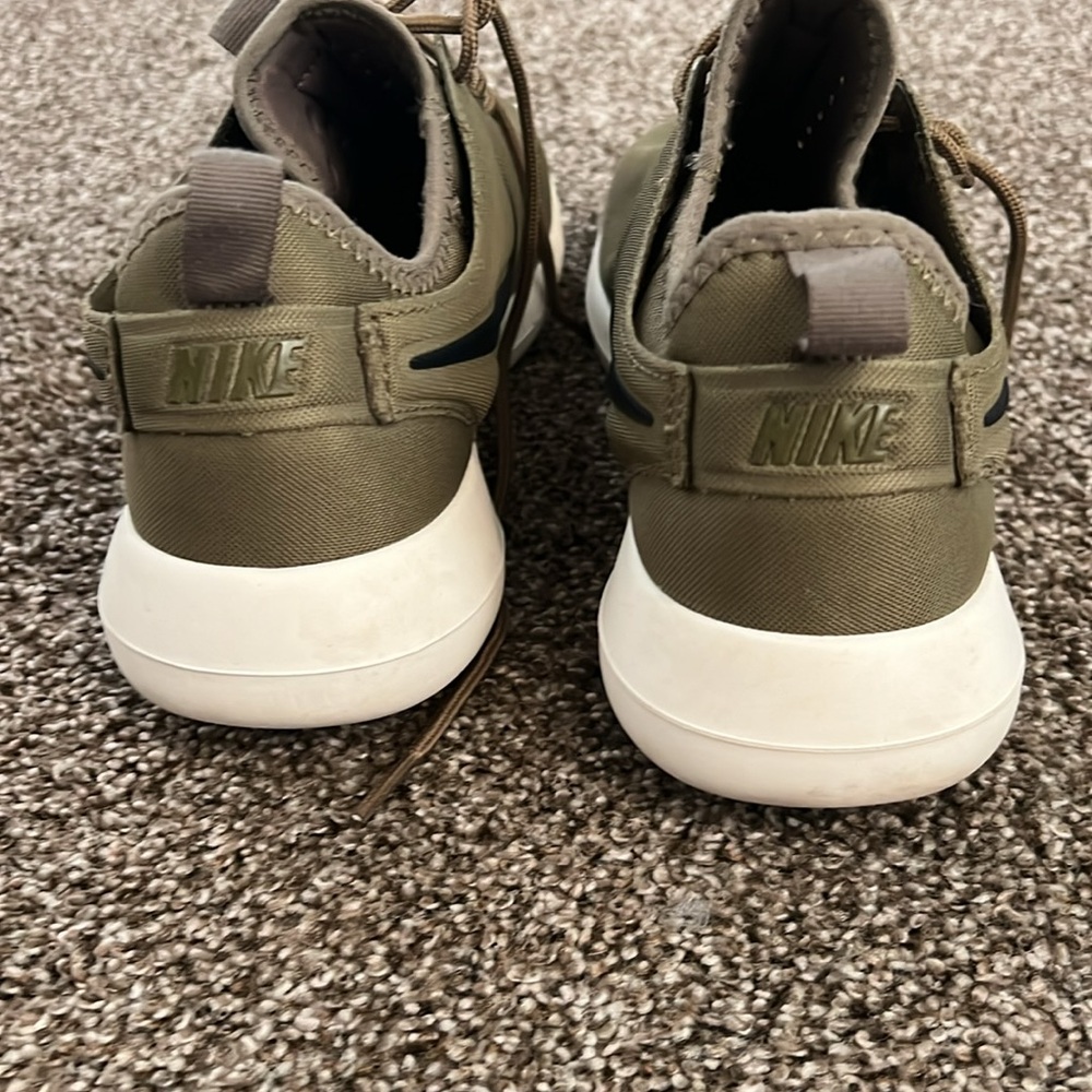 Nike shoes - Picture 3 of 3